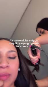 Tu Amiga La Que Usa Brillitos