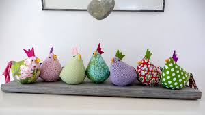 Diese Osterhuhner Sind Bunt Lustig Schnell Herzustellen Und Sehr Dekorativ Je Nach Grosse Nahen Ostern Schnittmuster Osternest Basteln Nahprojekte Fur Kinder