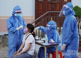 Tạp hoá người mua đồ cũng rất đông, hiện tại 1 số điểm đang tập chung truy vết mầm bệnh. 1rfjeka 6 F6mm