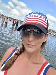 Lisa Budeau's Instagram, Twitter & Facebook