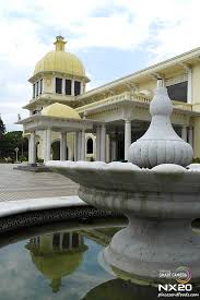 Istana ini terletak di jalan istana bertentangan dengan jalan syed putra, suatu kawasan seluas 25 ekar atau 11.34 hektar di tepi bukit petaling di kuala lumpur yang menghadap sungai klang. Inside Istana Negara Lama Old Royal Palace Of Malaysia Places And Foods