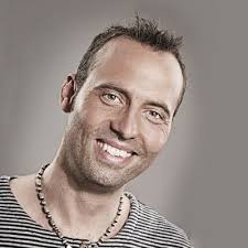 Book Alex Milner til engelsk stand-up hos B Entertained