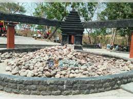 Dengan tiket masuk seharga rp 5 ribu, kami sepakat masuk ke area wisata yang berlokasi di desa deling, kecamatan sekar, ini. Pengunjung Ramai Tarif Masuk Kahyangan Api Dinaikkan Beritabojonegoro Com