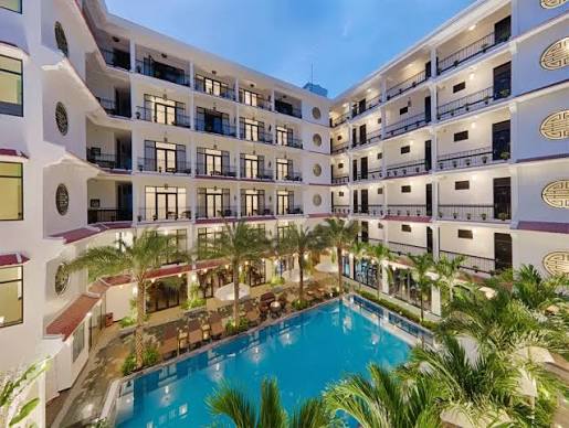 hổ bơi khuông viên khách sạn