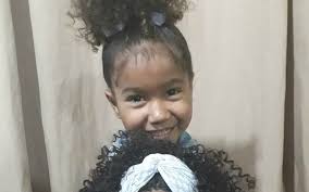 Pais fazem boneca com cabelos cacheados para a filha e viralizam na web