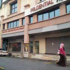 18 x 65 intermediate unit 3 rooms 3 baths 2 carparks partly furnished basic house gated & guarded with 24 hours security selling price : Prudential Taman Sea Petaling Jaya Selangor