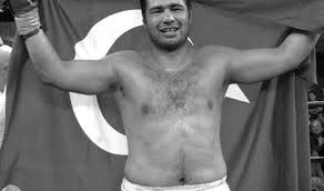 Şamil sam, aralık 2010 yılında karaciğer yetmezliğinden dolayı yoğum bakıma alındı. Sinan Samil Sam Verliert Seinen Letzten Kampf