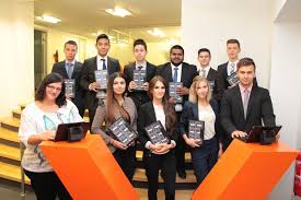 Tablets Fur Den Start Ins Berufsleben Elf Neue Auszubildende Bei Der Volksbank Bruchsal Bretten Eg Bretten