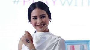 Umur 26 tahun) adalah seorang aktris, model, aktivis, penulis, penyanyi, dan penulis lagu indonesia. Usai Ribut Dengan Pacar Maudy Ayunda Ungkap Kondisi Terbarunya Limawe