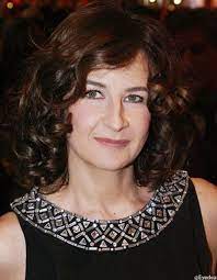 Born 9 march 1964) is a french actress, screenwriter, director and singer. Valerie Lemercier Sa Bio Et Toute Son Actualite Elle