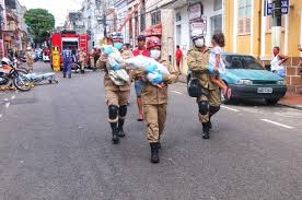 Incêndio iniciou após um raio atingir um contêiner, de acordo com os bombeiros. Gemeos Recem Nascidos Sao Resgatados De Incendio No Centro De Manaus