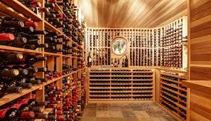 Klassischer Weinkeller Mit Offenen Regalen Aus Holz Zur Optimalen Weinlagerung In 2020 Weinkeller Weinkeller Bauen Moderne Weinregale