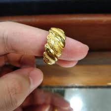 Campuran tersebut memberikan warna kuning yang pekat dan berkilauan. H M Ali Gold Cincin Emas Murni Model Keong Pasir Facebook