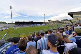 Seit dem desaströsen zwangsabstieg vor zwei jahren in die regionalliga spielen die löwen wieder in ihrem altehrwürdigen zuhause. 1860 Munchen Stadionvorstellung