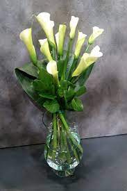 Collocare i fiori correttamente nei vasi. Mazzo Di Calle Eleganti E Raffinate Bianco Calla Eleganza Fiorito Fiori Centrotavola Floreali Fiori Negozi Di Fiori