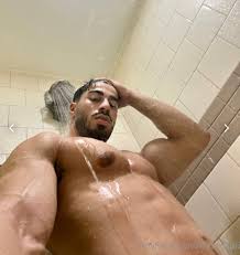 Mo Saffari, der muskulöse Influencer setzt das Netz in Flammen! - Schwule  Araber