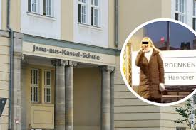Sophie scholl soll dabei als namensgeberin unserer schule allen mitgliedern der schulgemeinde ein vorbild sein. Der Postillon Erste Sophie Scholl Schule Benennt Sich In Jana Aus Kassel Schule Um