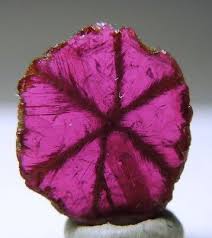Rubis Trapiche De Mogok Myanmar Birmanie C Photo De Luciana Barbosa Roche Et Mineraux Pierres Et Cristaux Mineraux