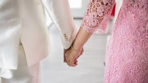 Mengatakan aku mencintaimu bisa dilakukan dengan mudah dengan alasan apapun, misalnya ingin bercanda, atau karena tantangan, bisa juga karena sebenarnya ada perasaan tetapi disampaikan seolah itu obrolan biasa, dan mungkin beragam alasan lainnya. Aku Memang Mencintaimu Tapi Maaf Tidak Untuk Menjadi Teman Hidupmu