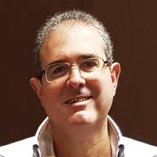 L'artista Leonardo Mesa Suero, in arte Orọmi