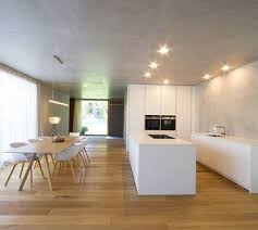 Grosse Wohnkuche Ganz In Weiss Mit Weisser Keramikplatte Wohnkuche Moderne Kuche Innenarchitektur Kuche