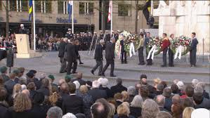Er zullen vijf mensen op het grote plein voor het paleis aanwezig zijn. Vanavond Op Tv Dodenherdenking Documentaires Over Tweede Wereldoorlog Miniserie Riphagen En Meer