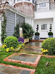 These garden steps are made up of wood planks, making a curve around the bend downwards on the green grassy slope. Awesome Diy Ideas To Make Garden Stairs And Steps