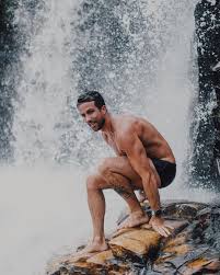 Erasmo Viana na cachoeira só de sunga - PRIVE GAYS - Vídeos Porno | Amador  | Downloads