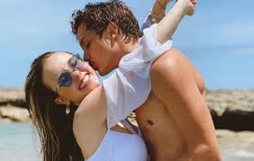 2016 in 2016 she released her first book, which is called the diary of larissa manoela, it was released on june 6 at the saraiva bookstore in a shopping mall in são paulo. Larissa Manoela Mata A Saudade Do Namorado No Salao Ofuxico