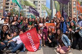 Comunes es un partido político chileno de izquierda fundado en 2019 producto de la fusión de poder ciudadano y el movimiento izquierda autónoma (ia), ambos integrantes del frente amplio (fa). Lanzan Comunes Nuevo Partido Del Frente Amplio Que Fusiono A La Izquierda Autonoma Y Poder La Tercera