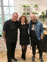 Η ελένη ράντου εξομολογήθηκε ότι είναι βαθιά μοναχικός άνθρωπος και αγοραφοβική ενώ συμπλήρωσε πως «όταν πλακώνουν οι φοβίες, πλακώνουν όλες μαζί». Afhse To 8eatro Kai Mphke Sthn Koyzina H Elenh Rantoy Iciao