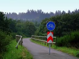 Es ist ein weites, häufig stilles land, in dem man auf entdeckungstour gehen kann. Deutschland Rheinland Pfalz Eifel Schalkenmehren Der Maare Mosel Radweg Mmr Sudlich Von Gillenfeld Staedte Fotos De