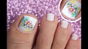 Manicure facil y rapido de hacer , 1 solo tono de base unas pequeñas lineas y unas incrustaciones. Diseno De Unas Pies De Flores Easy Flowers Toenail Youtube