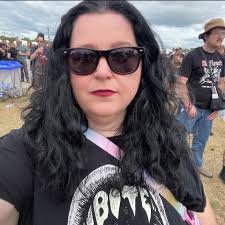 Ok I couldn't get tickets to the show I wanted they sold out so fast so I  did a last minute thing because I'm traveling anyways 😂🧳never been any  other girls going