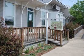 Housed In An Old Train Depot The Strawberry Cafe In Mississippi Has Been Satisfying Appetites For Decades In 2020 Old Train Train Depot Cozy Restaurant