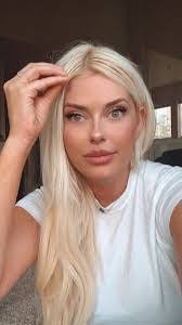 Marisa Roberson's Instagram, Twitter & Facebook