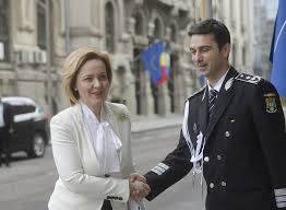 Salariile aflate în plată care sunt mai mari decât ceea ce e prevăzut pentru funcţia respectivă în anexele la lege se păstrează la nivelul aflat în plată. Salarii PoliÈ›iÈ™ti 2018 Care E Cel Mai Mic Salariu Din PoliÅ£ie