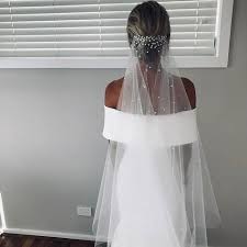 One Day Bride Amanda Wears The Chosenbyoneday Sadie Gown With Our Pearl Embellished Lorinska Veil Shop Online Kleid Hochzeit Schleier Hochzeit Braut
