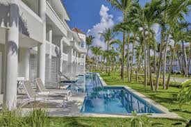 In one hand you can find all the colorful world under the sea in punta cana, and in the other a green world over the see in the north of the island, on samana. Bahia Principe Luxury Ambar Buchen Punta Cana Jahn Reisen