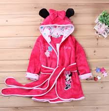 Peignoir bébé fille ou peignoir bébé garçon, sucre d'orge propose des peignoirs aux coloris tendres à glisser également dans le sac de plage ou de piscine. Peignoir Sortie De Bain Minnie Mouse Le Monde De Bebe
