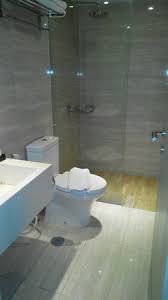 Seperti bath tub, shower, toilet duduk dan juga water heater yang berfungsi untuk menhangatkan air. Kamar Mandi Dengan Shower Bersih Picture Of The Cube Hotel Yogyakarta Region Tripadvisor