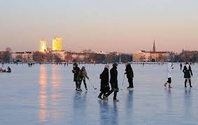 Das eppendorfer moor zeichnet sich besonders durch einen vielgestaltigen, reich strukturierten moorkomplex aus. Bildarchiv Hamburg Com Foto Hamburger Winter Bei Einer Langen Frostperiode Friert Die Alster Zu Alstervergnugen