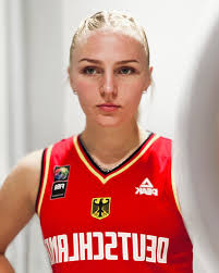 Anna Segarra Rius @annasegarrarius es una talentosa tenista española. En su  paso por la Universidad de Nueva Orleans, consiguió un impresionante récord  de 41-15 en individuales y 26-13 en dobles. Ha competido