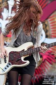多彩な魅力の女性ベーシスト 世界の気になる31人 1 を紹介 の13番目の画像 guitar girl women of rock female musicians