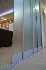 Katlanir Cam Balkon Sistemleri Ile Balkonlariniza Rahatlik Geliyor Modern Ev Tasarimi Ev Icin Ic Kapilar