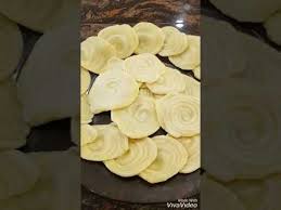 Selalunya masa hari raya, kita tengok kerepek bawang yang dihidangkan berlainan sikit rupanya dari yang ini. Kerepek Bawang Kak Ida S Style Youtube