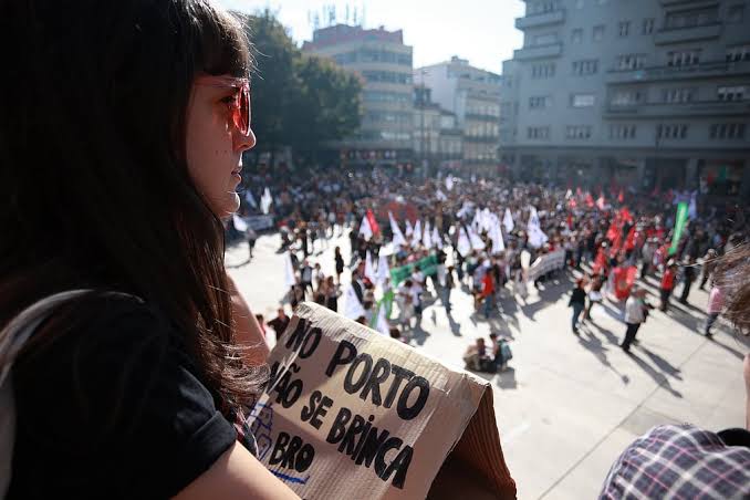 Porto'da konut krizi protestosu gece boyunca sürdü: Göstericiler Praça D. João I'e yeniden çadır kurdu