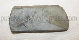 Lalu tips untuk mengetes ini adalah tes saja dengan digesek dengan golok baja atau batu granit keras, golok. Batu Petir Kapak