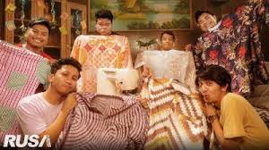 They have released their first song, zalikha in 2017. Lirik Lagu Baju Raya Floor 88 Lyrics 2021 Freshersonline