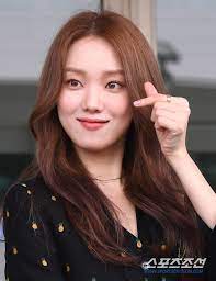 They make her slightly bigger in size in wfkbj and i seen comments saying their friends not watching it cause the female lead is not pretty and im like ??? Lee Sung Kyung Full Of Eyes And Adorable